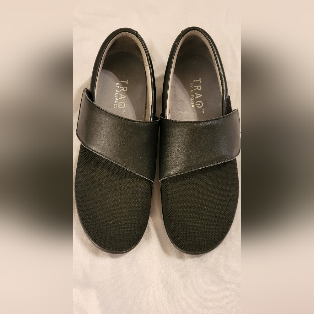 Traq by Alegria Women's Black Loafers